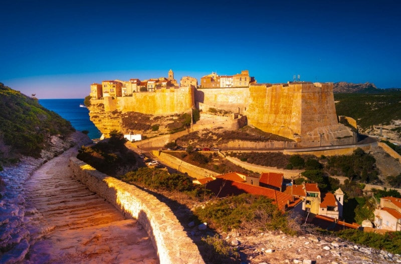 Bonifacio Di Sera, une ville construite sur les falaises au sud de la Corse