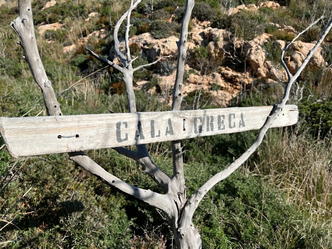 Panneau indiquant la route vers Cala Greca