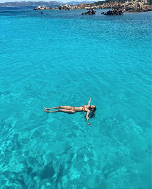 La Sirenetta Disney Nelle Spiagge Del Nord Sardegna Halle Bailey Sirenetta Disney In Sardegna. Foto Instagram