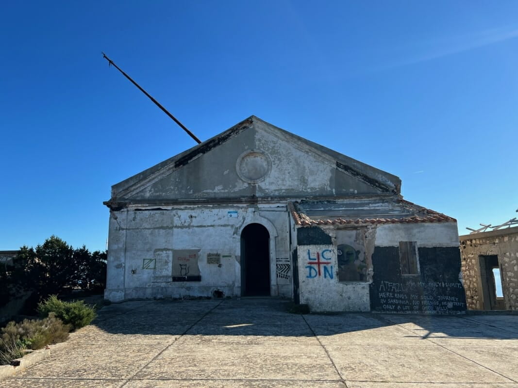 Die Marconi-Ampel auf der Landzunge von Capo Figari
