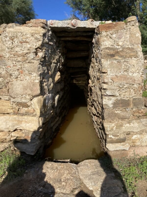 Heiliger Brunnen Milis nach starken Regenfällen mit Wasser gefüllt