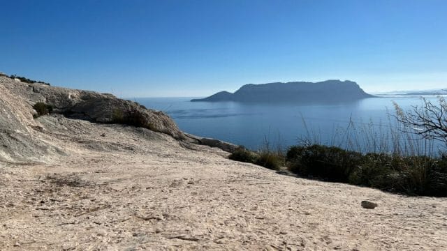 Roches calcaires avec vue sur l'île par Tavolara de Capo Figari