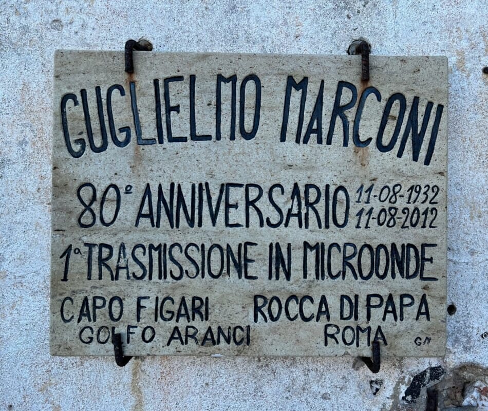 Placa conmemorativa Guglielmo Marconi Capo Figari