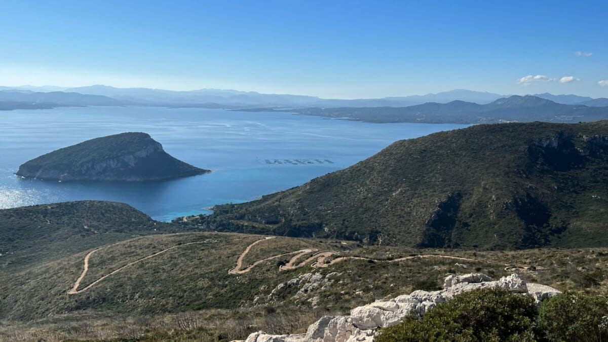 Panoramablick Straße nach oben zur Insel Figaro Capo Figari Golfo Aranci