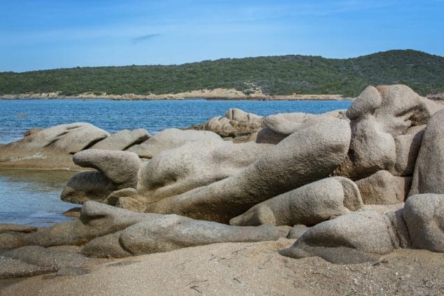 Roches de granit sur la plage en Costa Smeralda