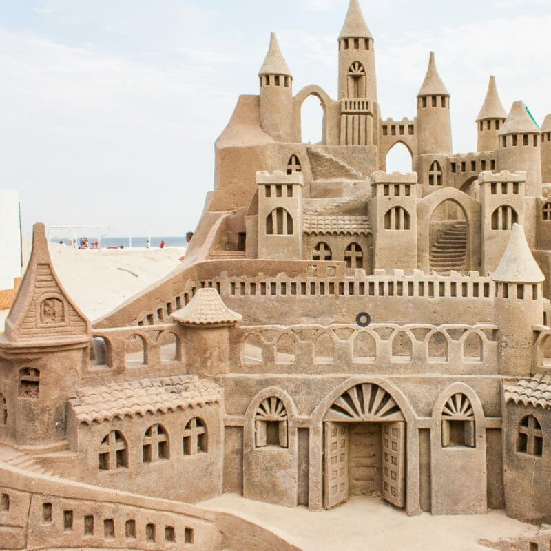 Castello Di Sabbia Con Archi E Torri