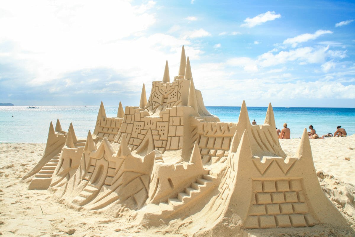 Castello Di Sabbia Con Guglie E Fortificazioni