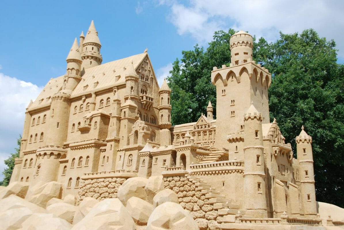 Castillo de arena con torre central y muralla