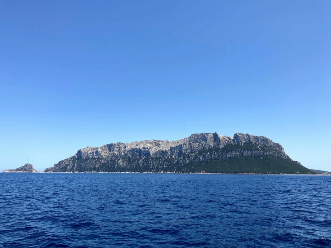 Perfil de la isla Tavolara vista desde el noroeste