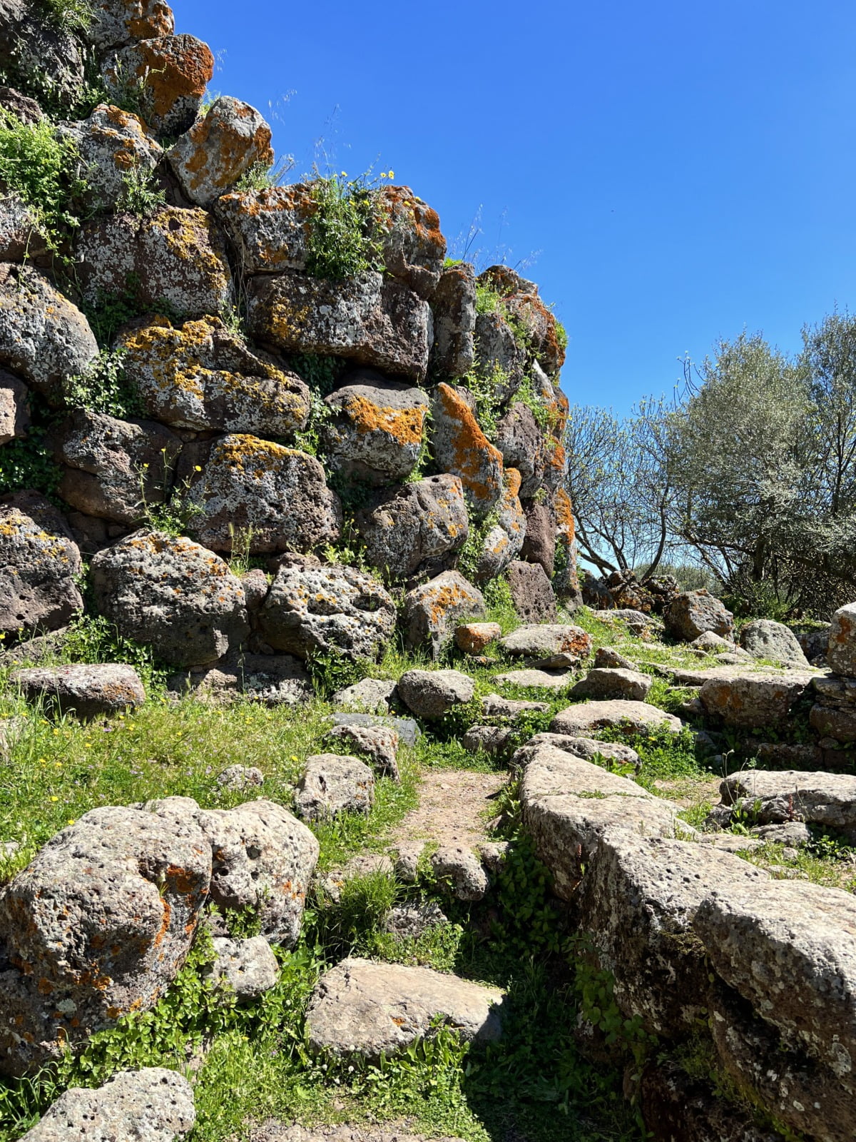 Restos y rocas de Nuraghe Arrubiu